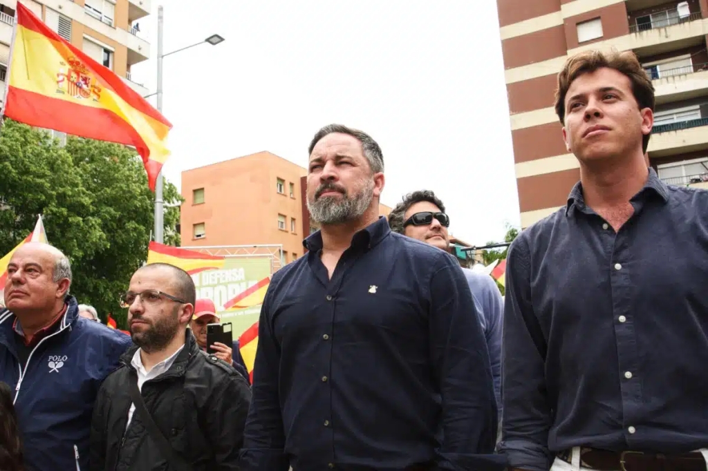 Abascal responde en Salt (Gerona) a Feijoo y reitera que sólo VOX habla de la inmigración ilegal y de todos los problemas reales de los catalanes